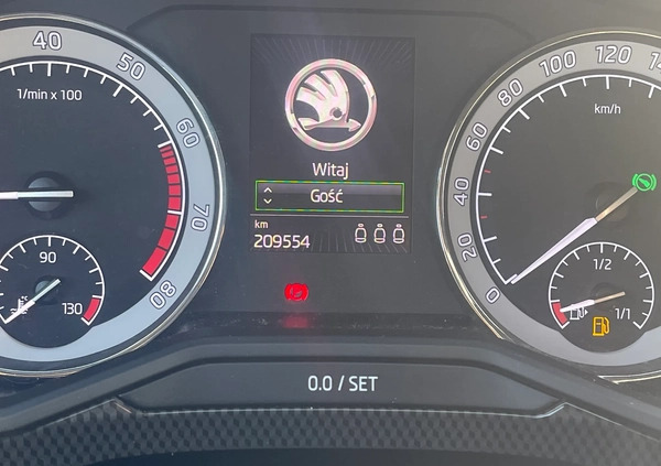 Skoda Superb cena 77000 przebieg: 209554, rok produkcji 2017 z Gdynia małe 29